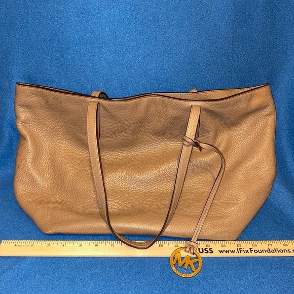 Michael Kors taupe leather shoulder bag good condition for age - Picture 1 of 2